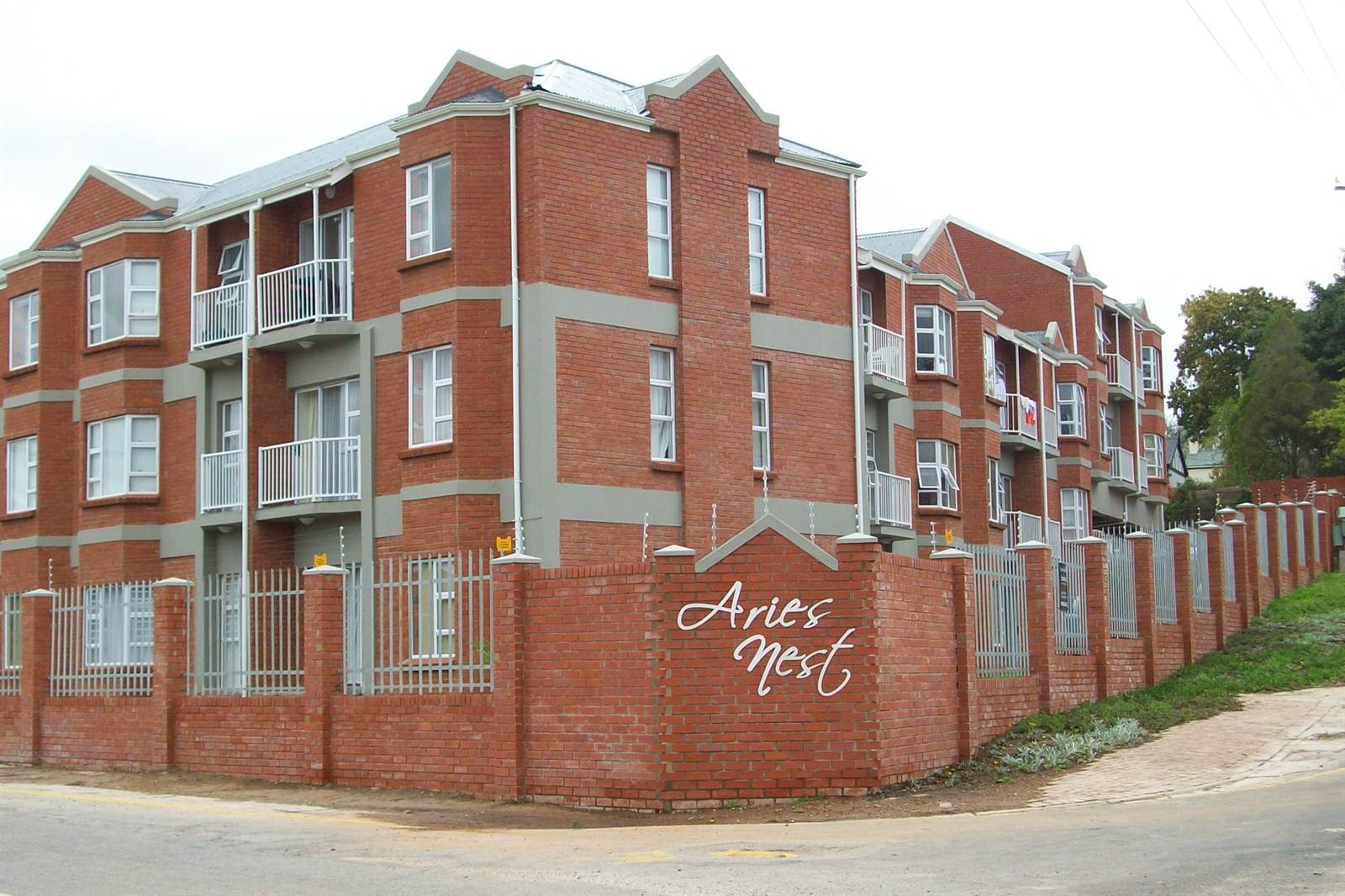 2 Bed Apartment in Grahamstown Central photo number 14