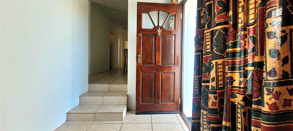 3 Bed House in Swellendam photo number 3