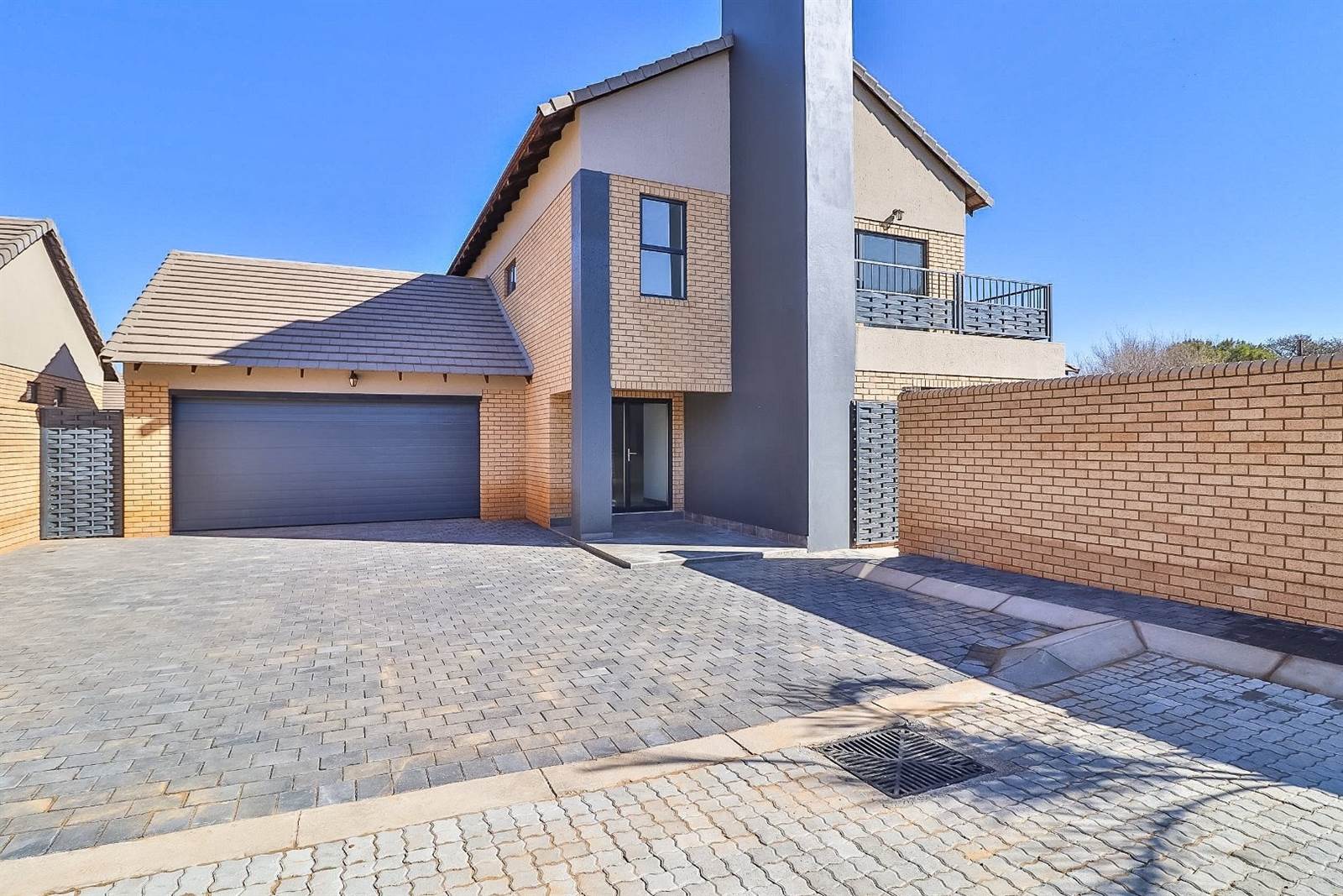 5 Bed Townhouse in Wilkoppies photo number 2