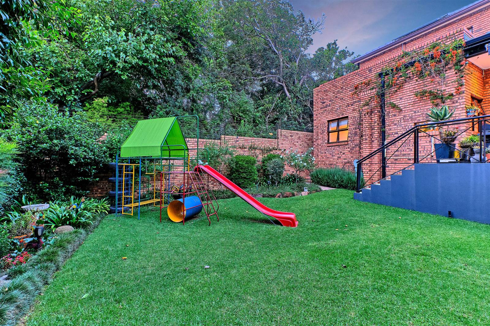 4 Bed House in Parktown North photo number 4