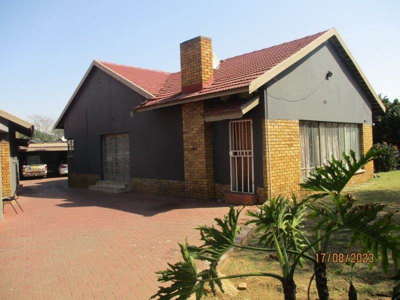 3 Bed House in Witbank Central photo number 3