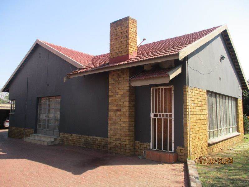 3 Bed House in Witbank Central photo number 2