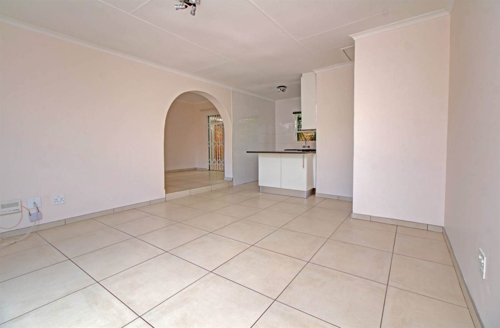 2 Bed Townhouse in Wilgeheuwel photo number 4