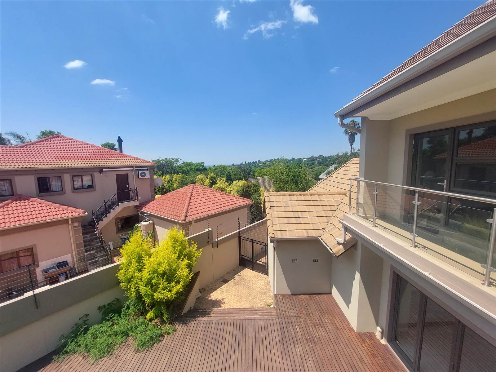 5 Bed House in Waterkloof Ridge photo number 2