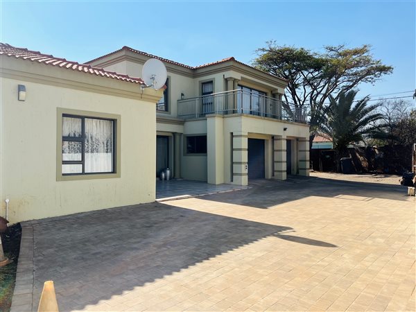 6 Bed House in Clayville
