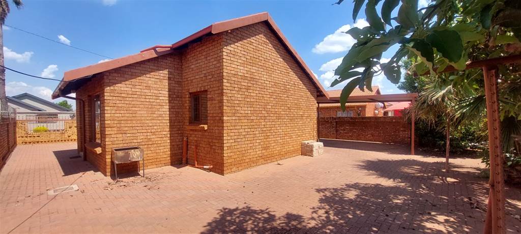 2 Bed House in Ga-rankuwa photo number 3