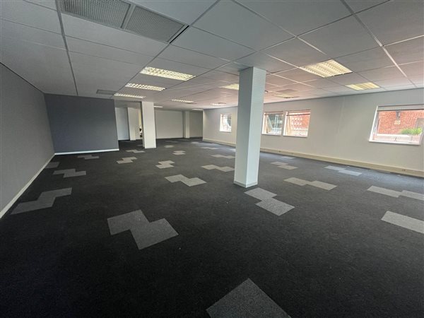 183  m² Commercial space