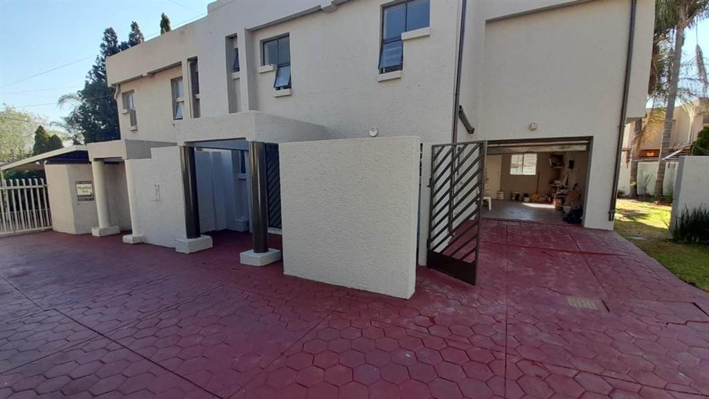 3 Bed Townhouse in Centurion CBD photo number 4