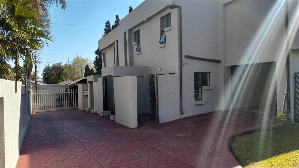 3 Bed Townhouse in Centurion CBD photo number 2