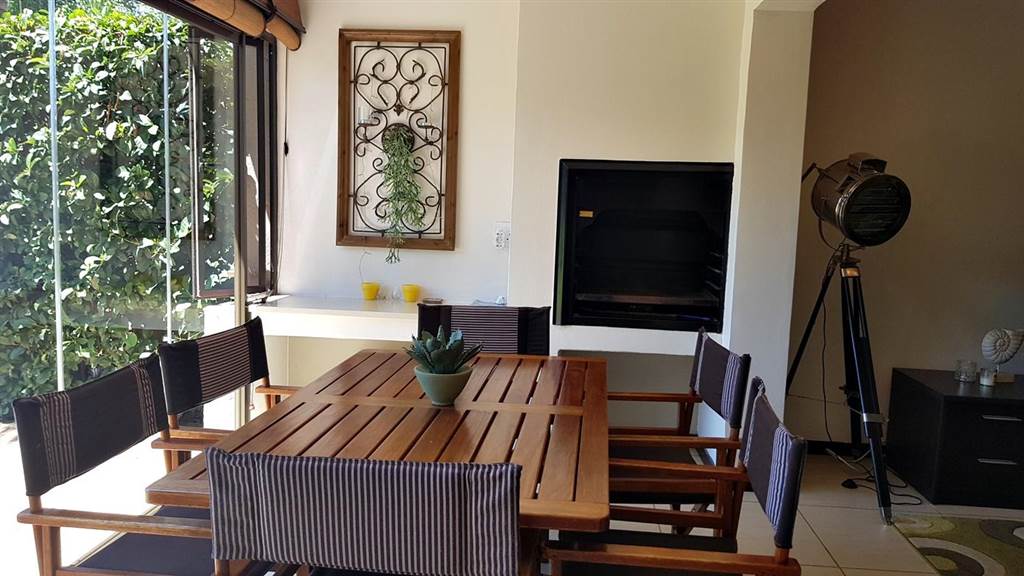 2 Bed Apartment in Hartbeespoort Dam photo number 5