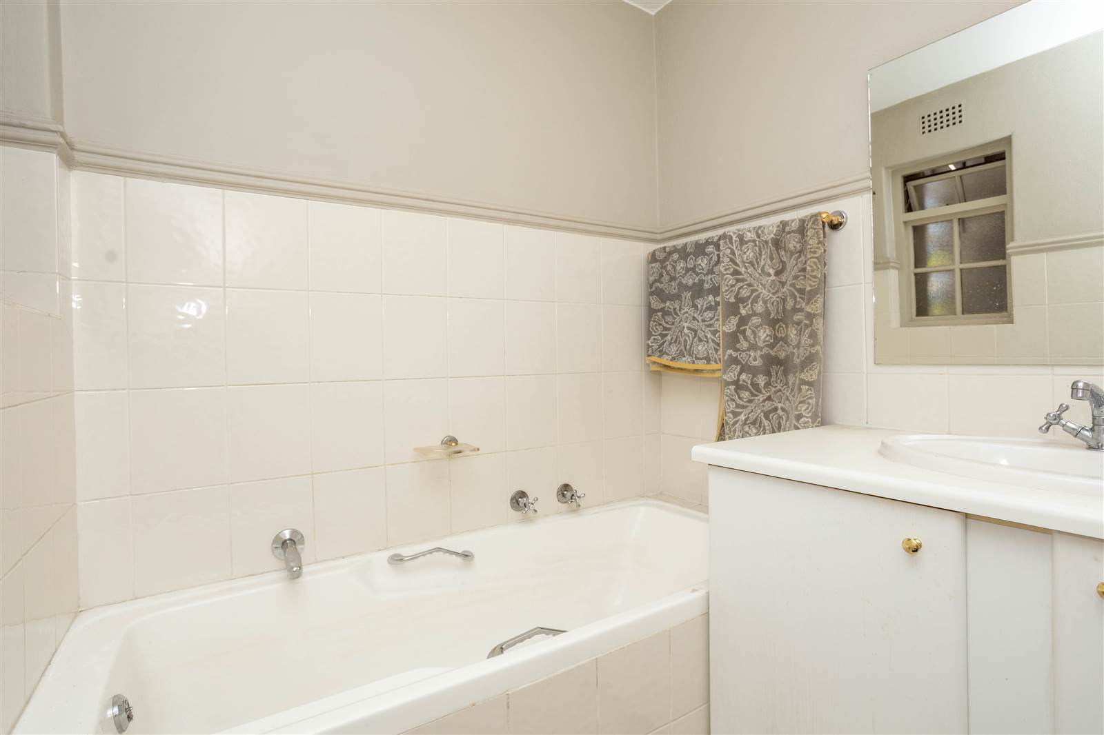 2 Bed Apartment in Hyde Park photo number 8