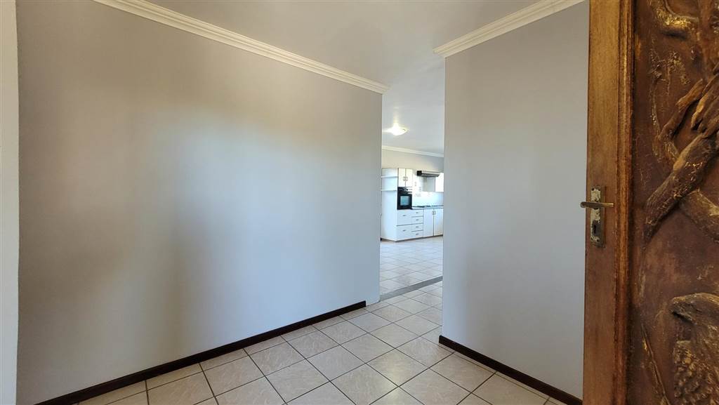 5 Bed House in Myburgh Park photo number 7