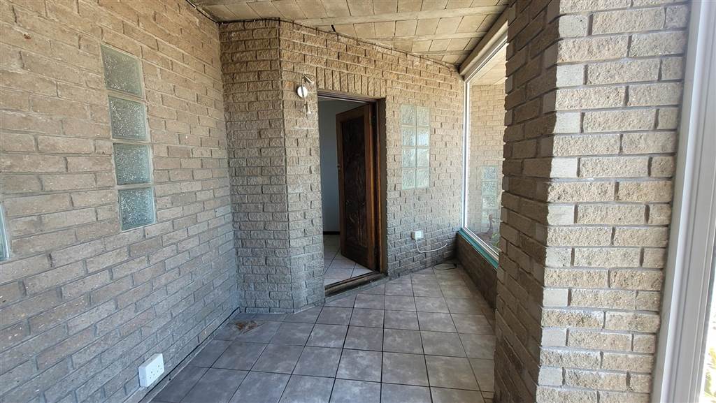 5 Bed House in Myburgh Park photo number 5