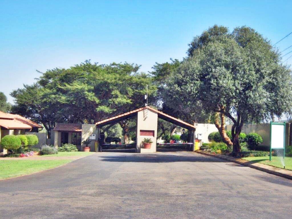860 m² Land available in Magalies Golf Estate photo number 4