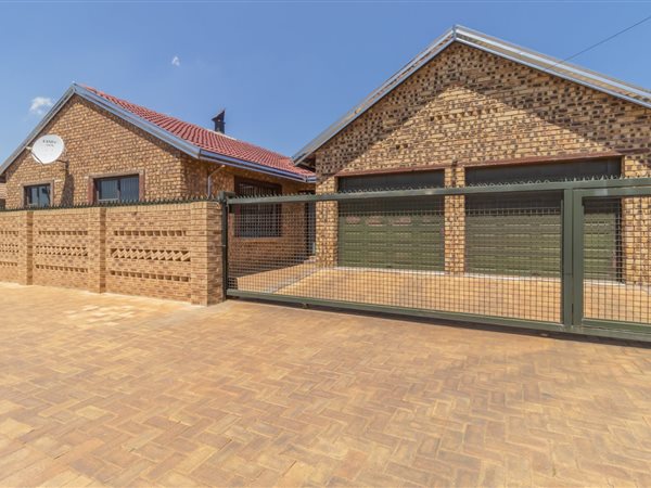 4 Bed House in Springs Central