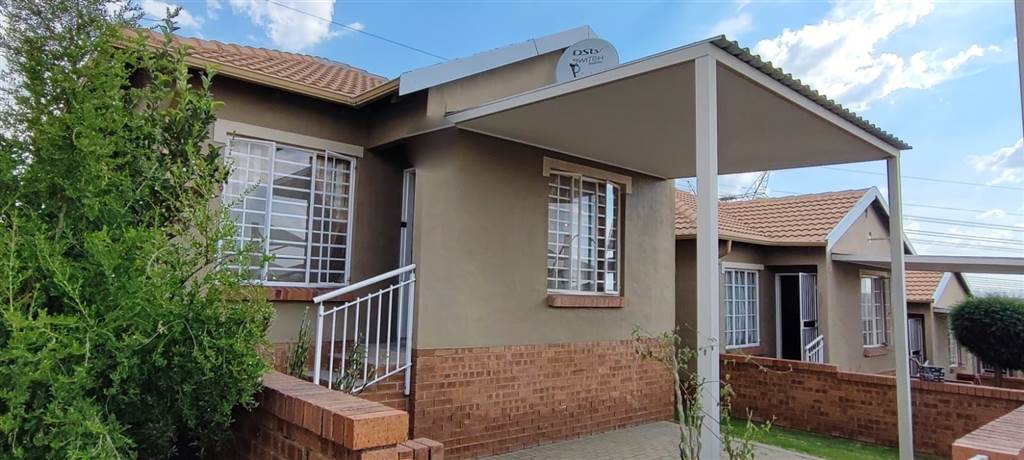 3 Bed Townhouse in Rooihuiskraal photo number 1