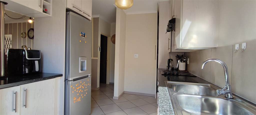 3 Bed Townhouse in Rooihuiskraal photo number 6
