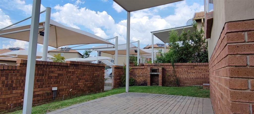 3 Bed Townhouse in Rooihuiskraal photo number 17