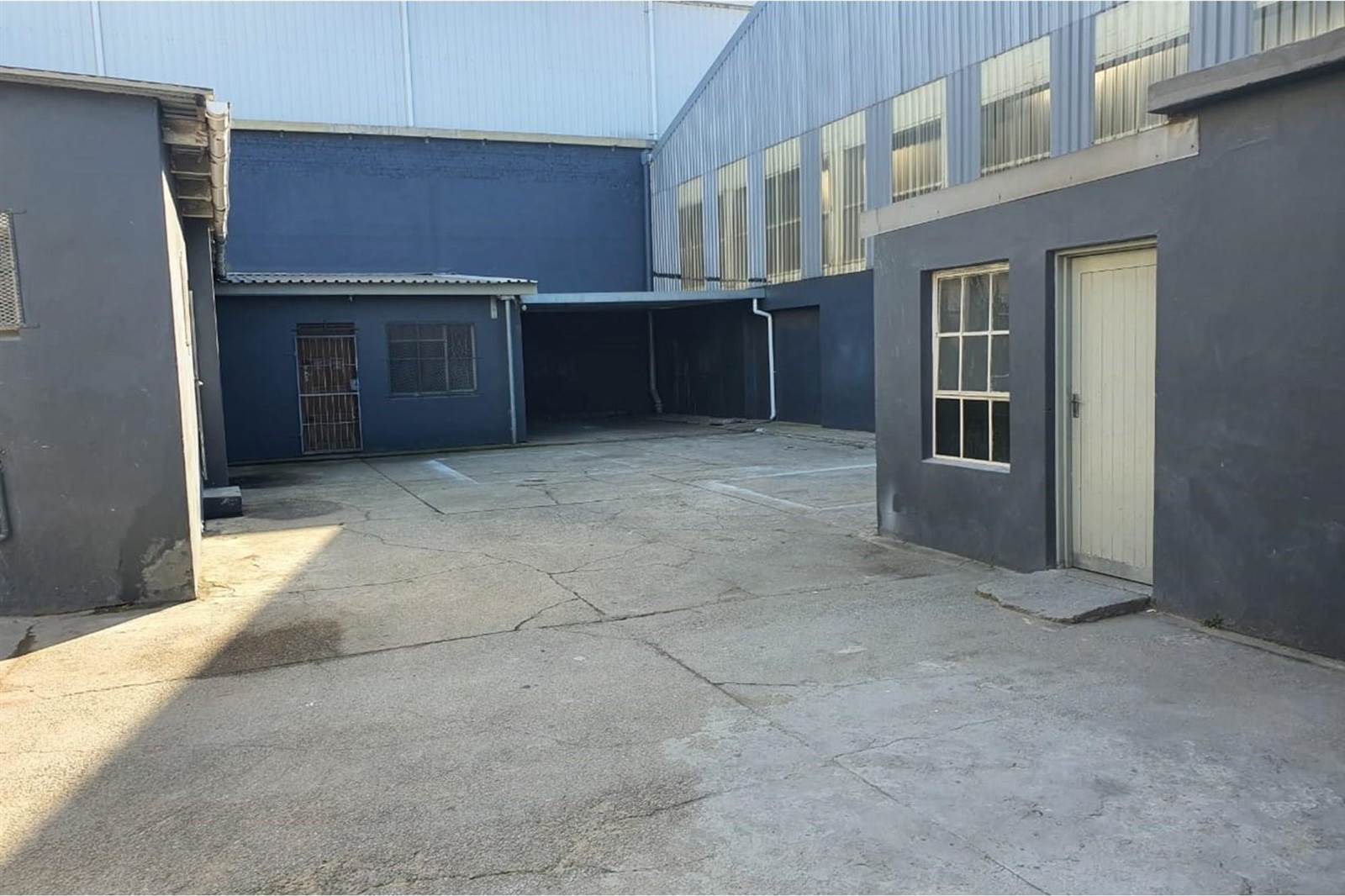 1165  m² Industrial space in North End photo number 24
