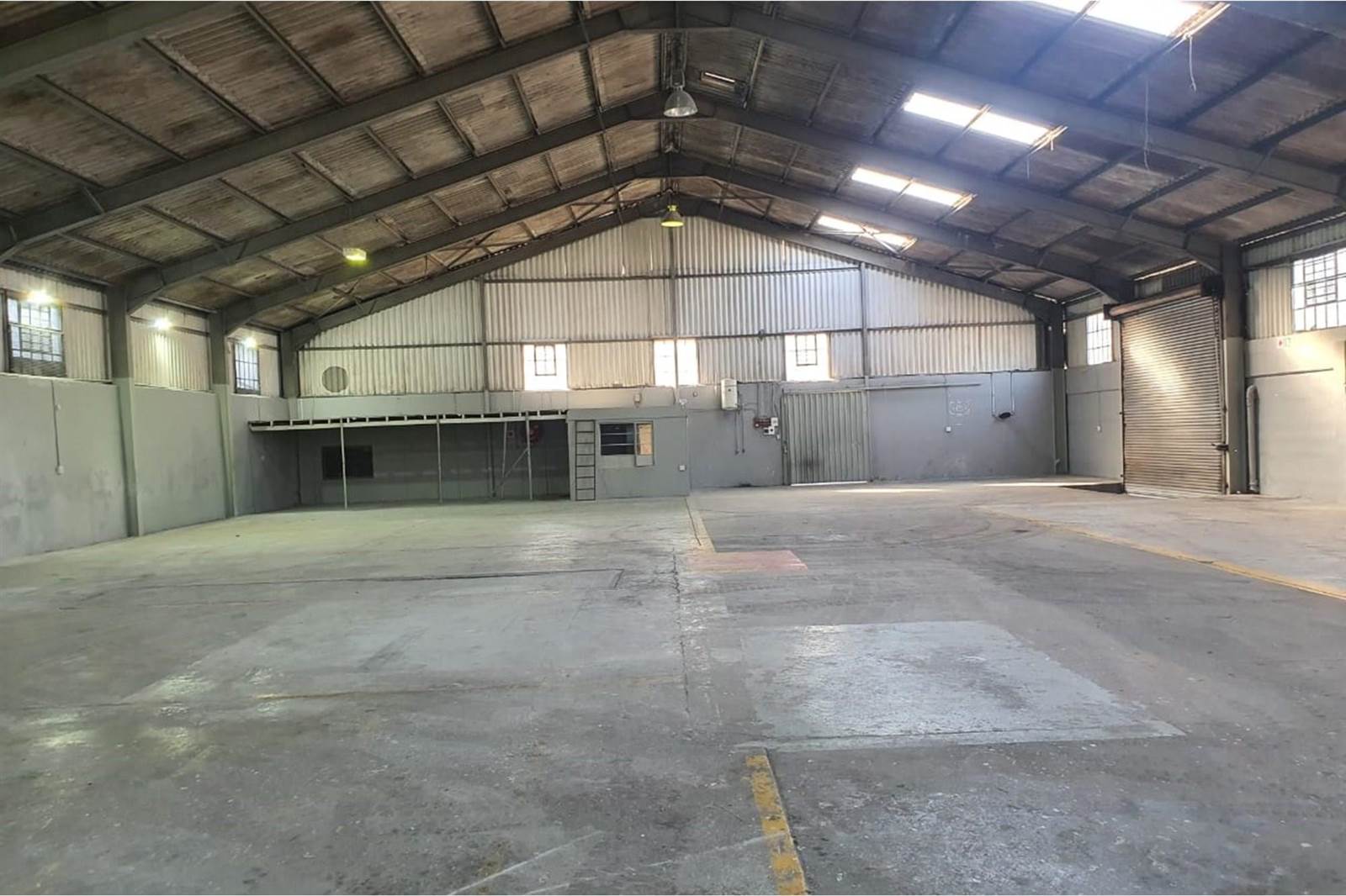 1165  m² Industrial space in North End photo number 2