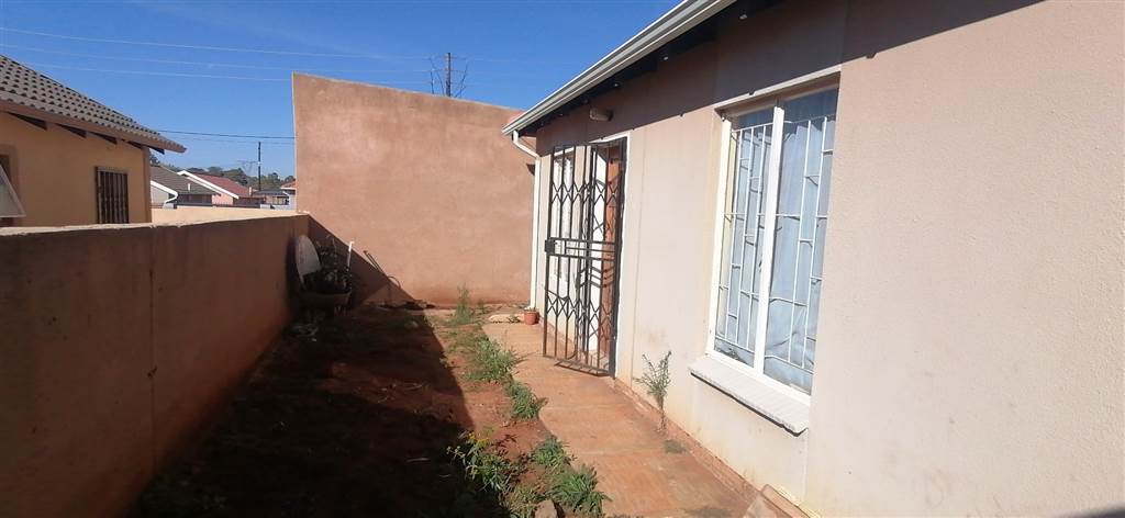 6 Bed House in Mamelodi East photo number 2