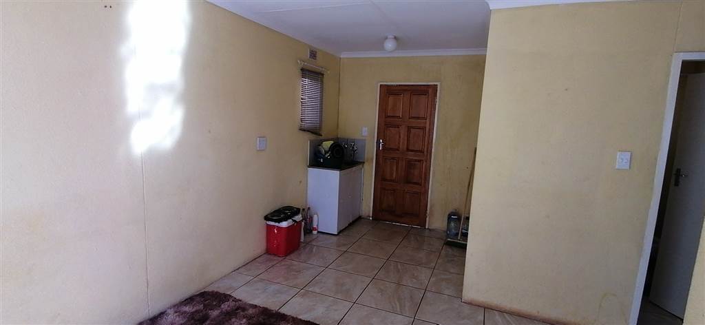 6 Bed House in Mamelodi East photo number 5