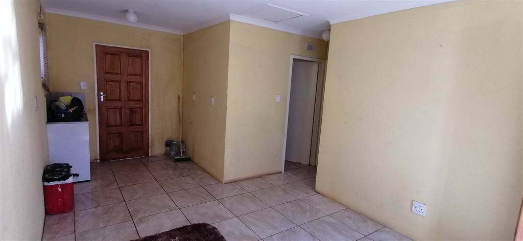 6 Bed House in Mamelodi East photo number 4