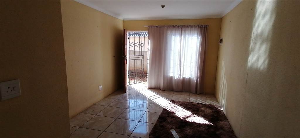 6 Bed House in Mamelodi East photo number 6