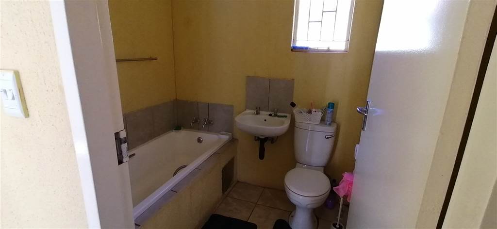 6 Bed House in Mamelodi East photo number 8