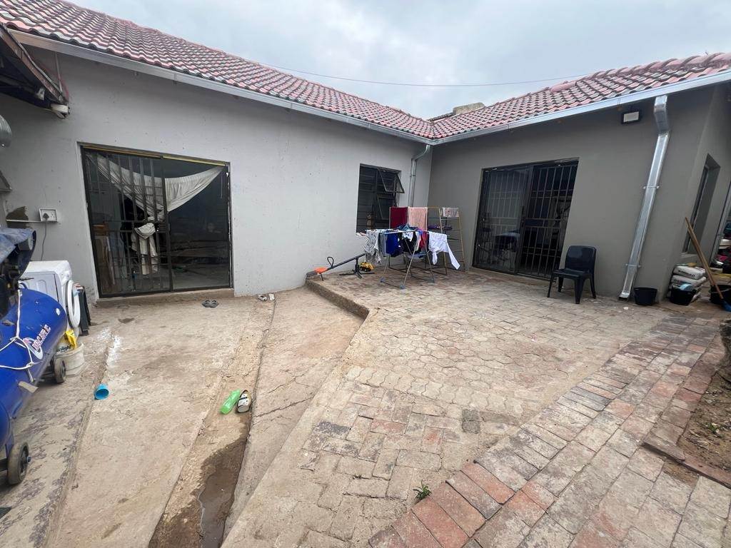 4 Bed House in Azaadville photo number 18