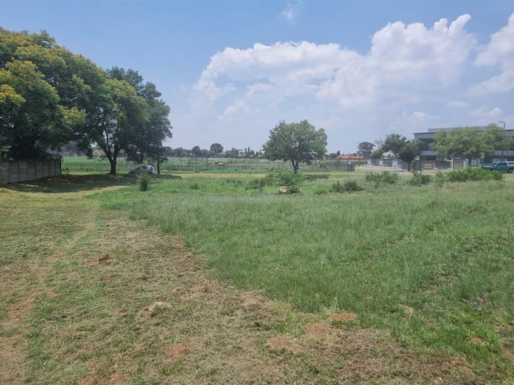 3377 m² Land available in Morehill photo number 1