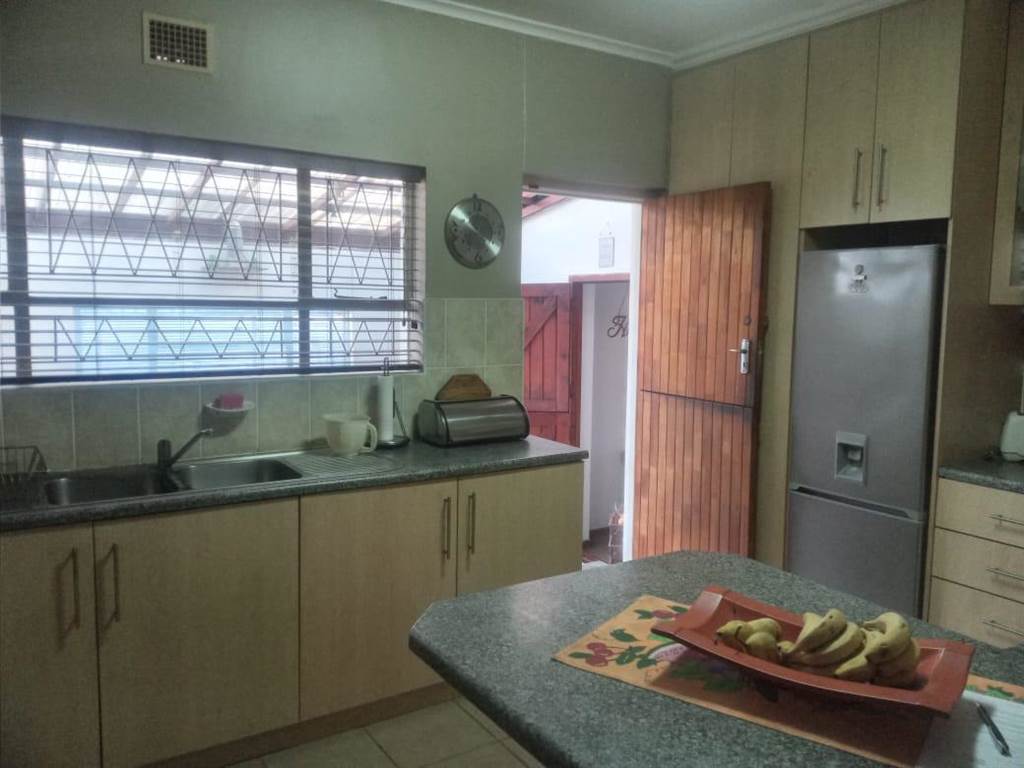 4 Bed House in Algoa Park photo number 6
