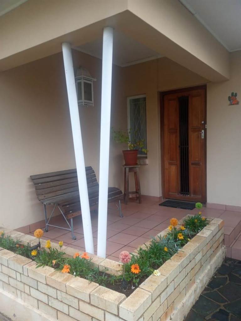 4 Bed House in Algoa Park photo number 2