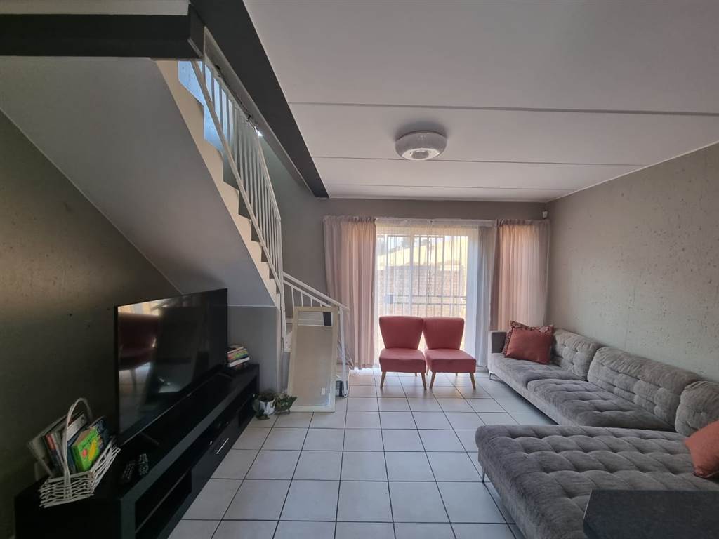 3 Bed Apartment in Wilgeheuwel photo number 6