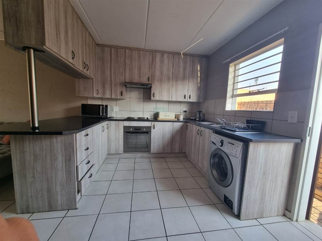 3 Bed Apartment in Wilgeheuwel photo number 10