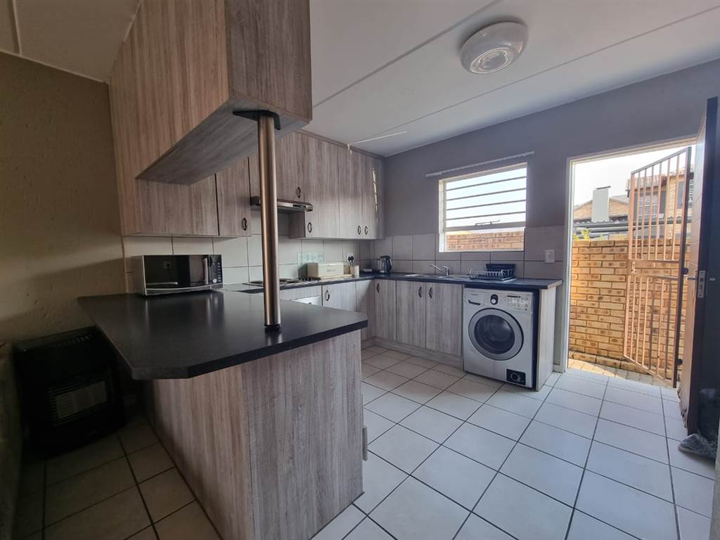 3 Bed Apartment in Wilgeheuwel photo number 11