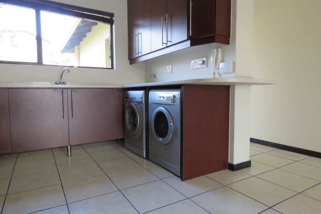2 Bed Apartment in Sunninghill photo number 4