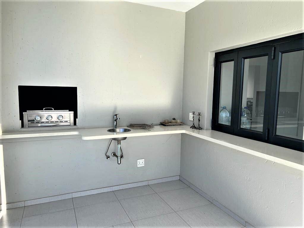 3 Bed House in Lonehill photo number 10