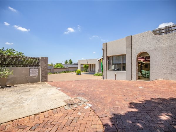 13 Bed House in Waterkloof