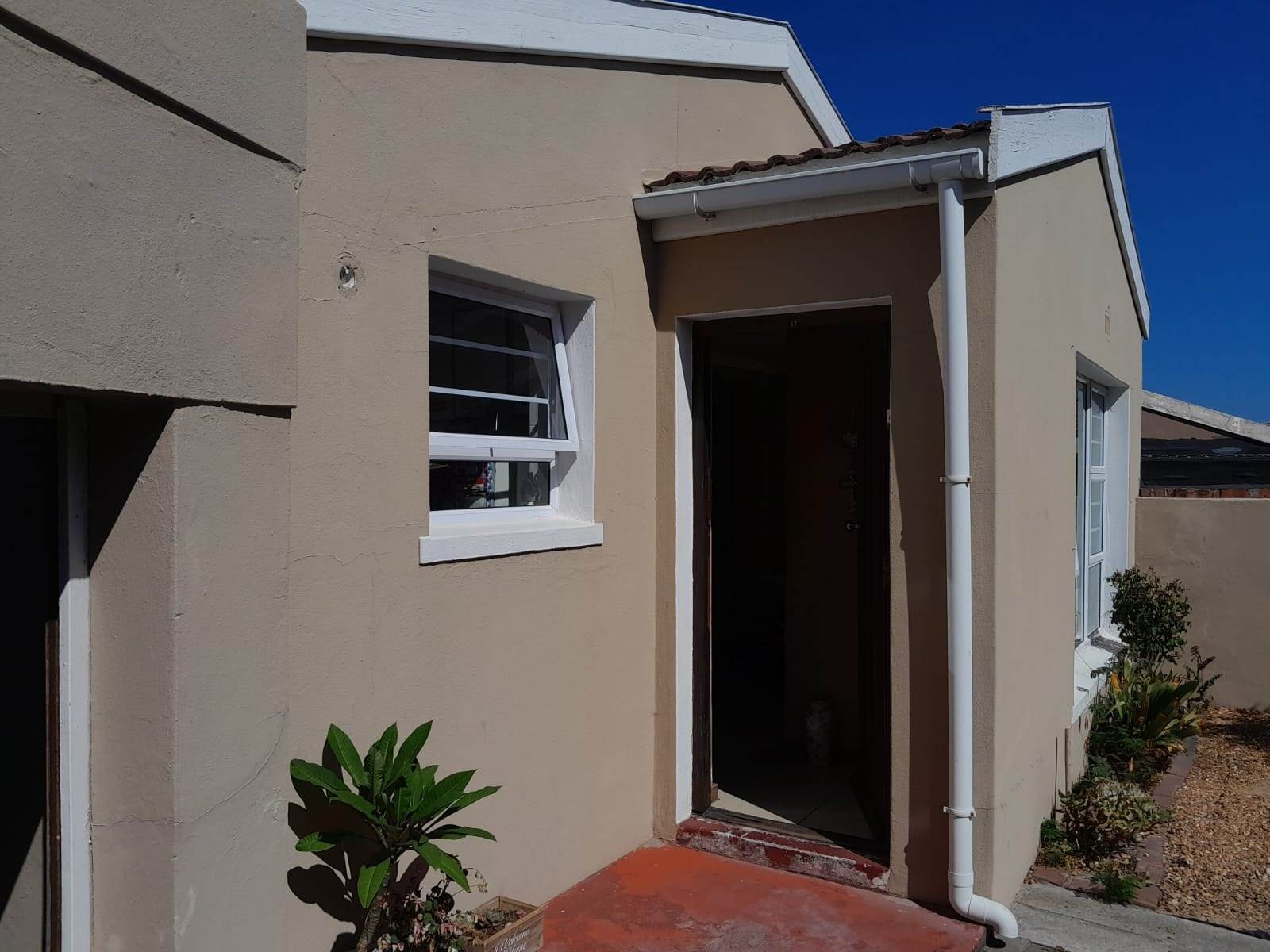 4 Bed House in Strandfontein photo number 2