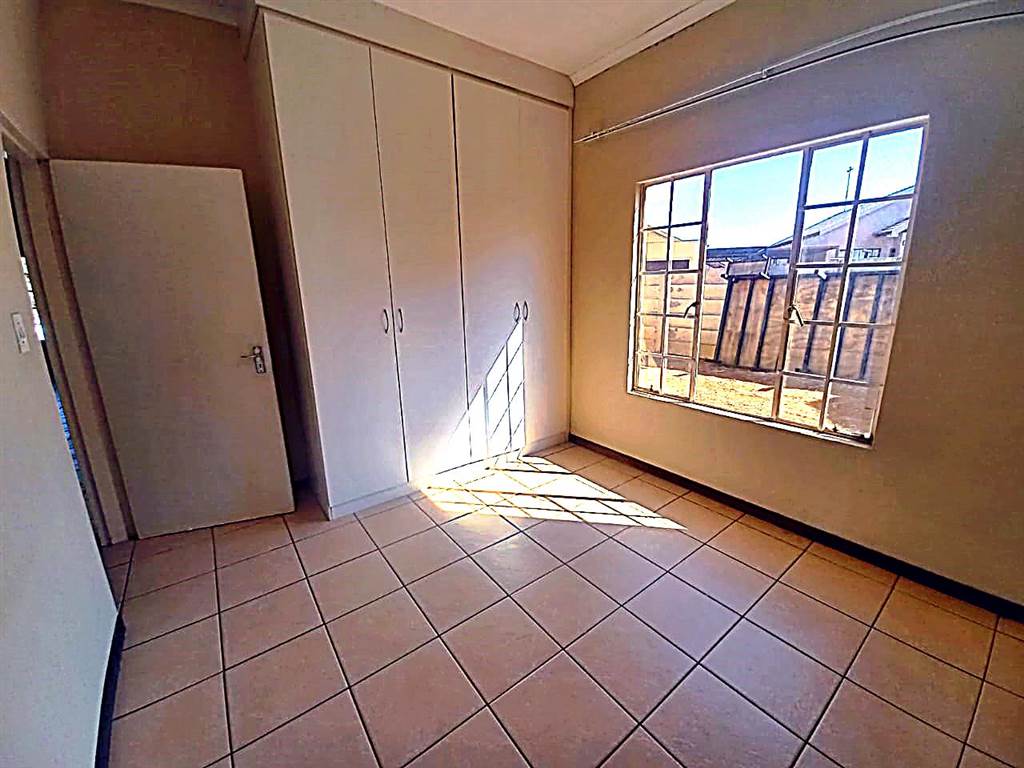 3 Bed Townhouse in Mohlakeng photo number 9