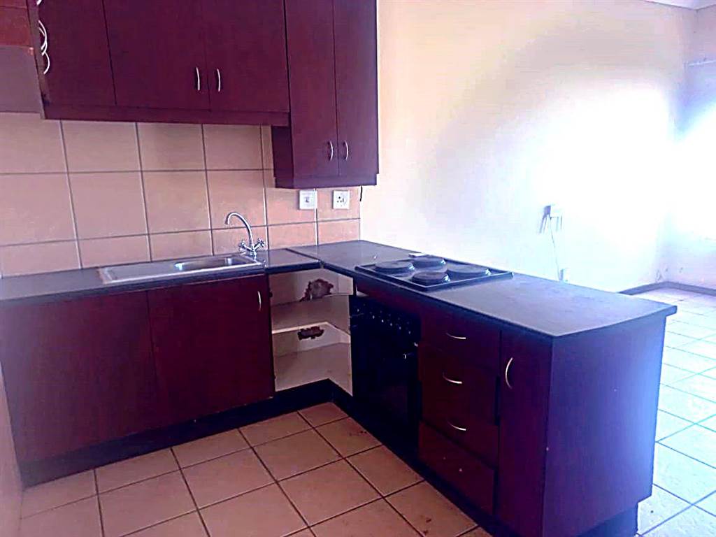 3 Bed Townhouse in Mohlakeng photo number 5