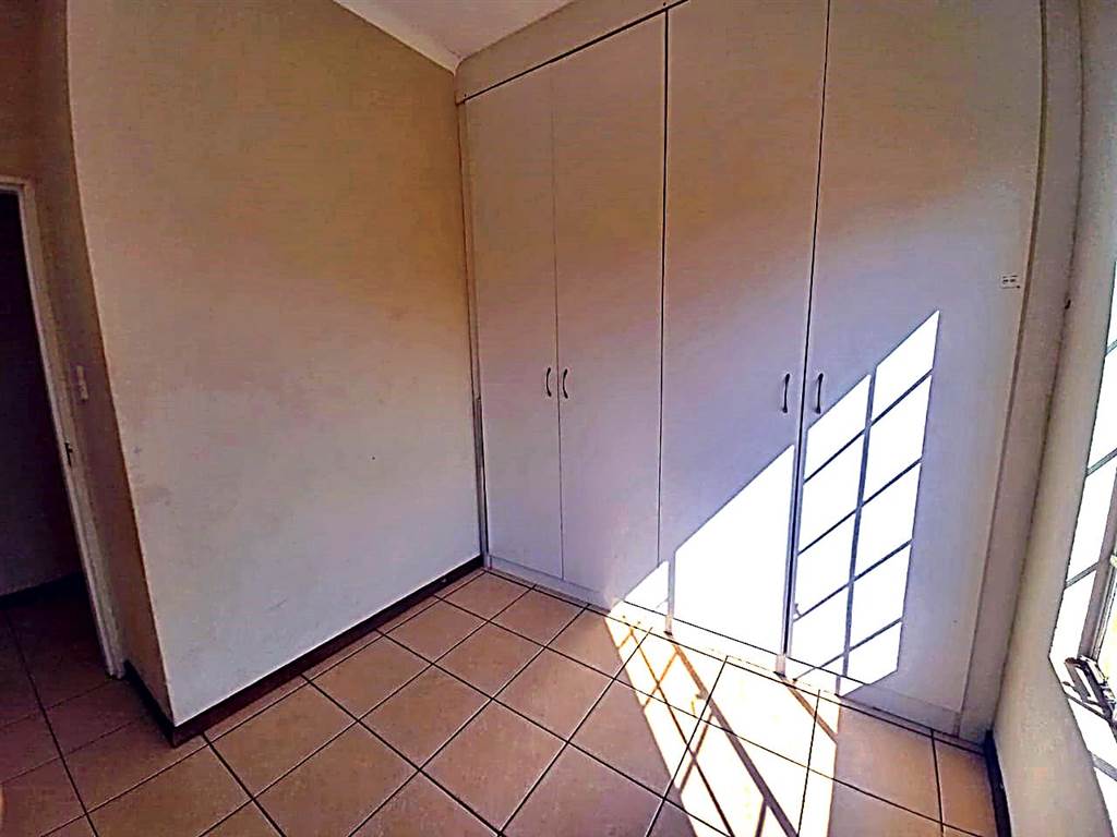 3 Bed Townhouse in Mohlakeng photo number 7