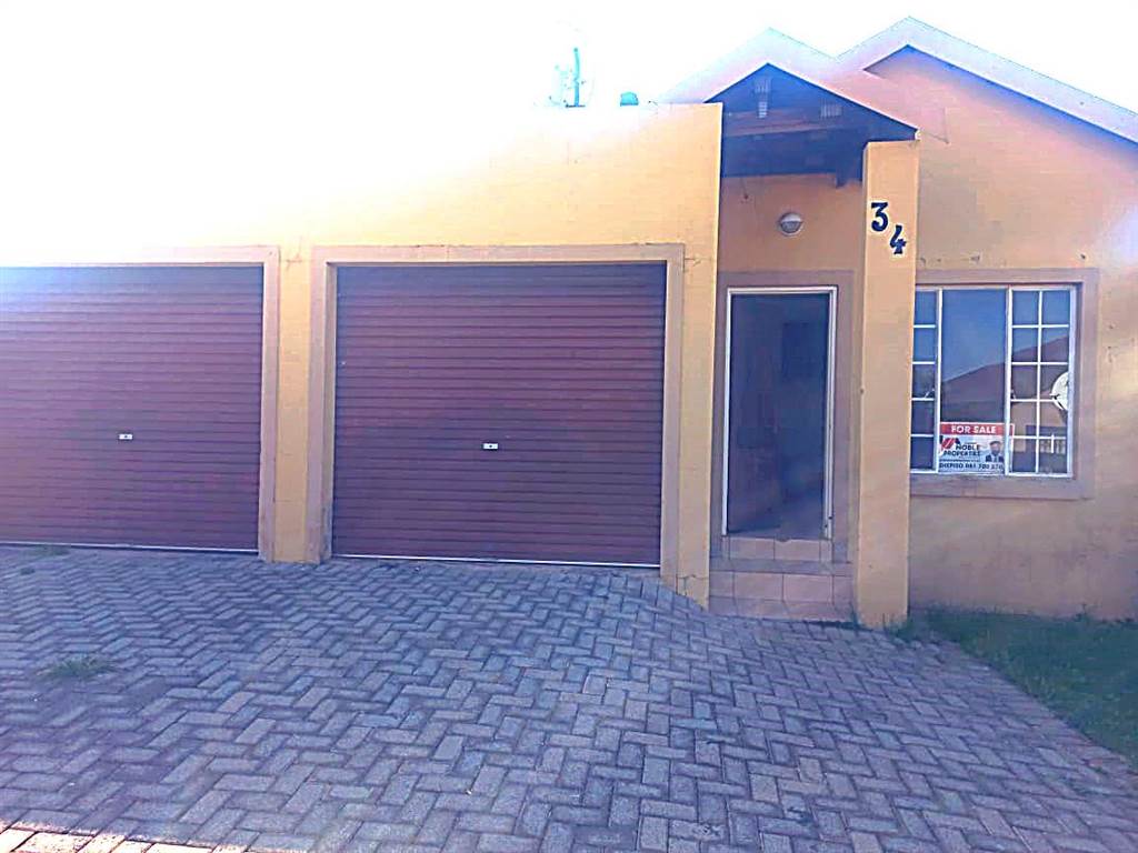 3 Bed Townhouse in Mohlakeng photo number 4