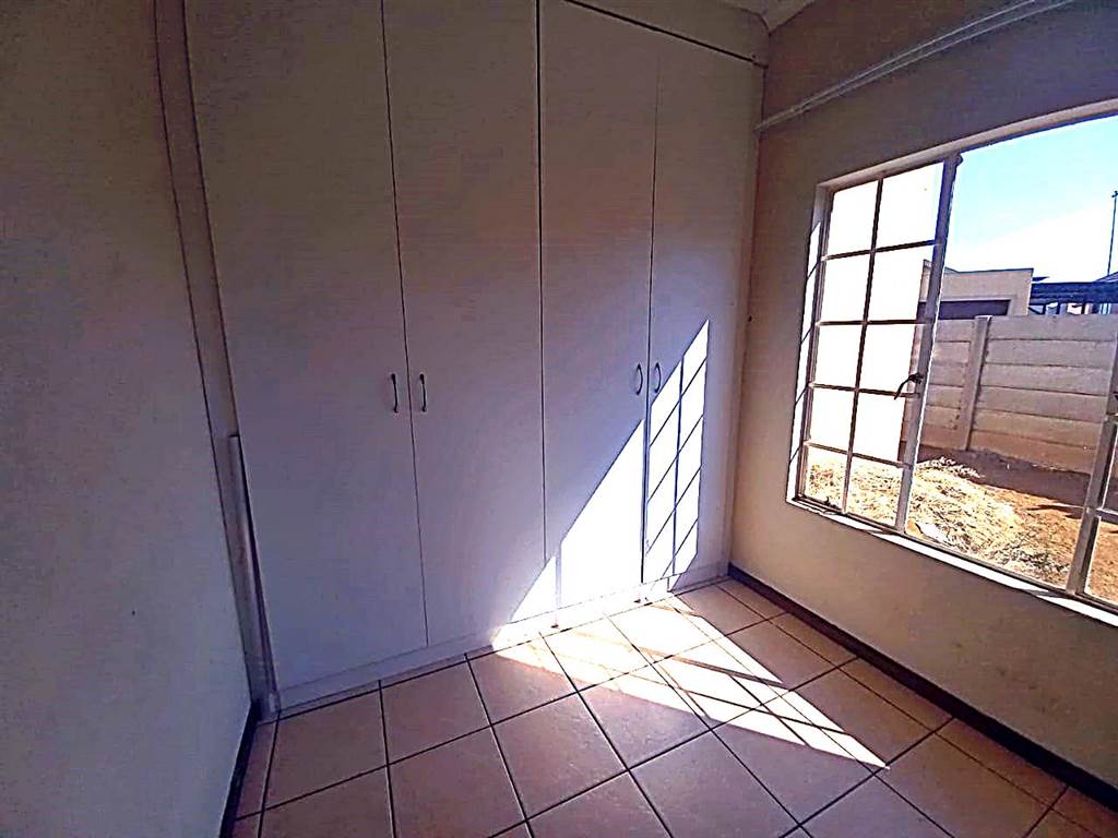 3 Bed Townhouse in Mohlakeng photo number 6