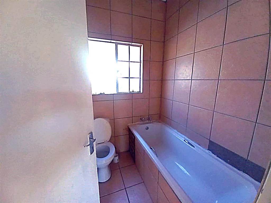 3 Bed Townhouse in Mohlakeng photo number 15