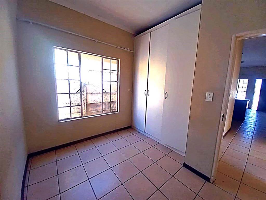 3 Bed Townhouse in Mohlakeng photo number 11