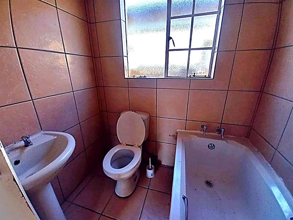 3 Bed Townhouse in Mohlakeng photo number 14
