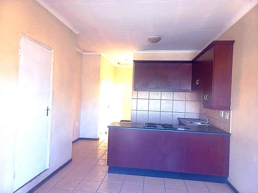 3 Bed Townhouse in Mohlakeng photo number 16