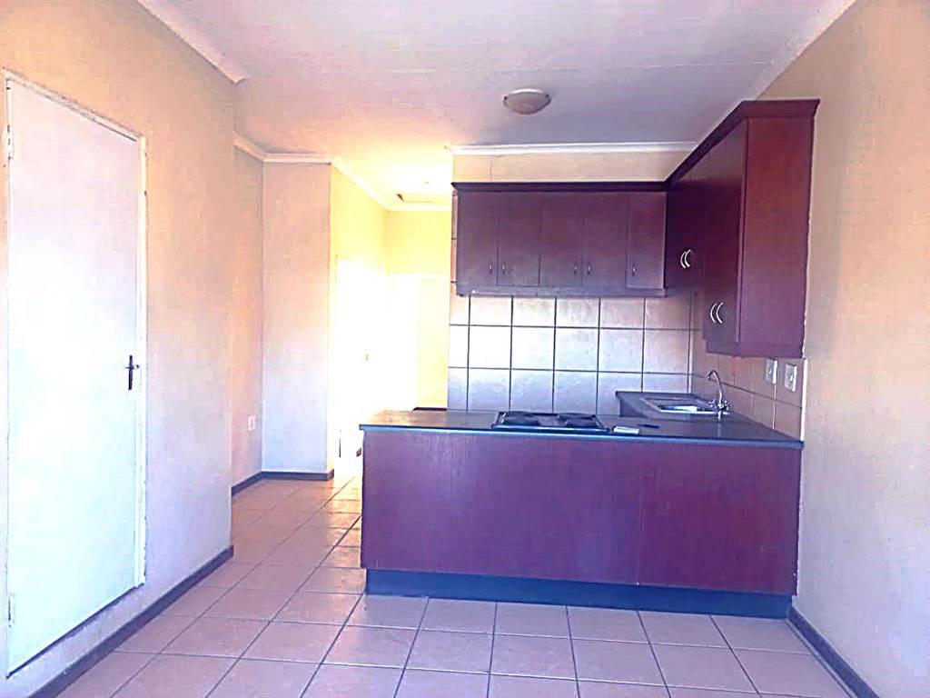3 Bed Townhouse in Mohlakeng photo number 2